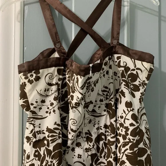 Elegant Brown and White Floral Dress - Picture 2 of 4